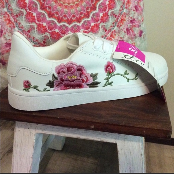 🆕 Floral Embroidered Sneaker - Picture 3 of 12